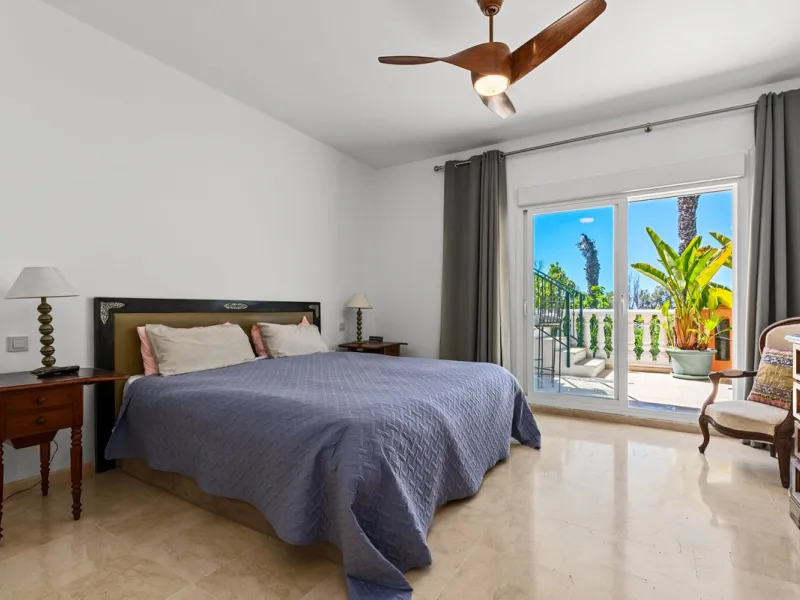 Live just 80 meters from the beach! Stunning Penthouse with harmonious spaces and views – New Golden Mile