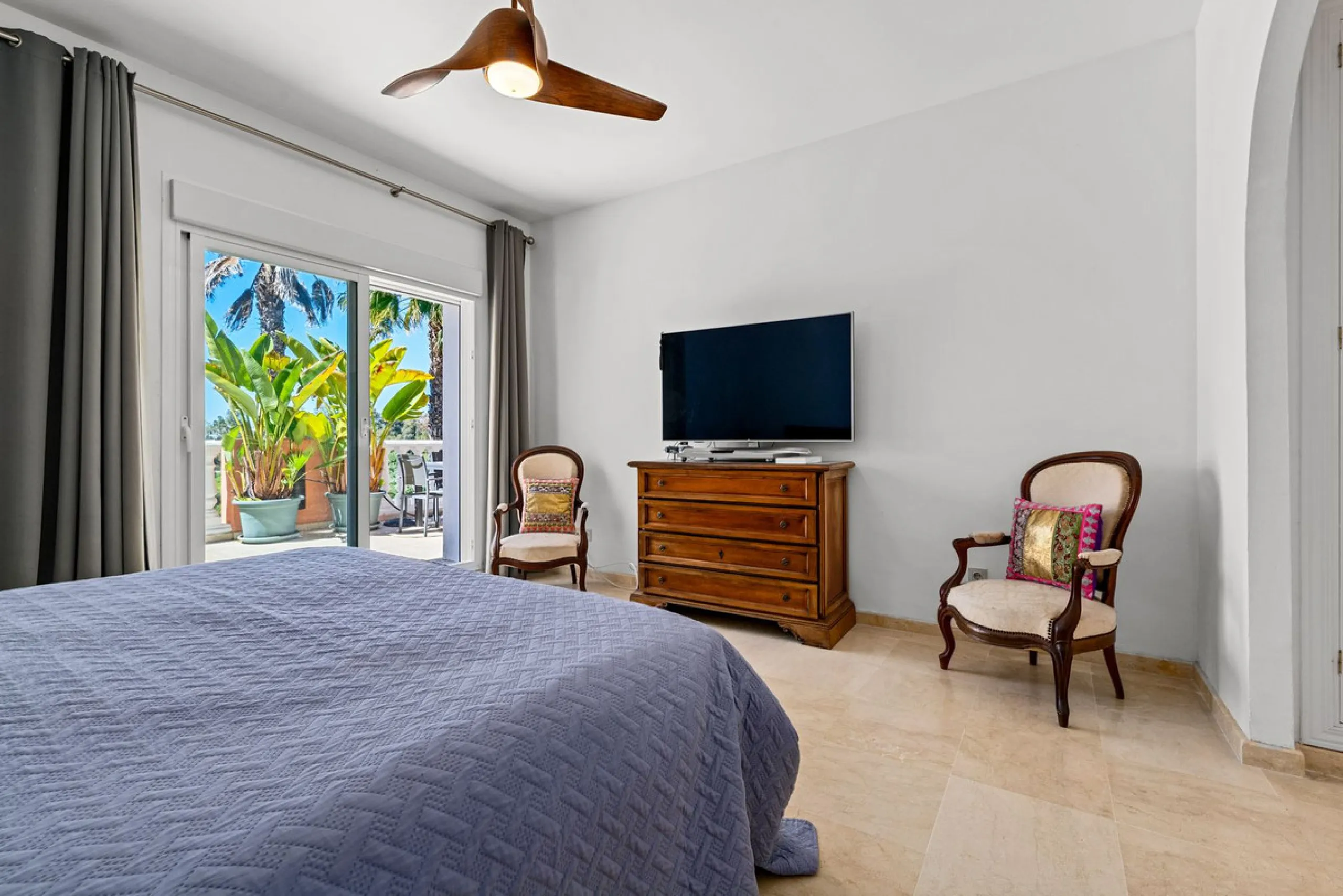 Live just 80 meters from the beach! Stunning Penthouse with harmonious spaces and views – New Golden Mile