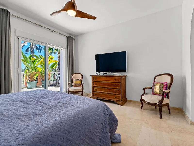 Live just 80 meters from the beach! Stunning Penthouse with harmonious spaces and views – New Golden Mile