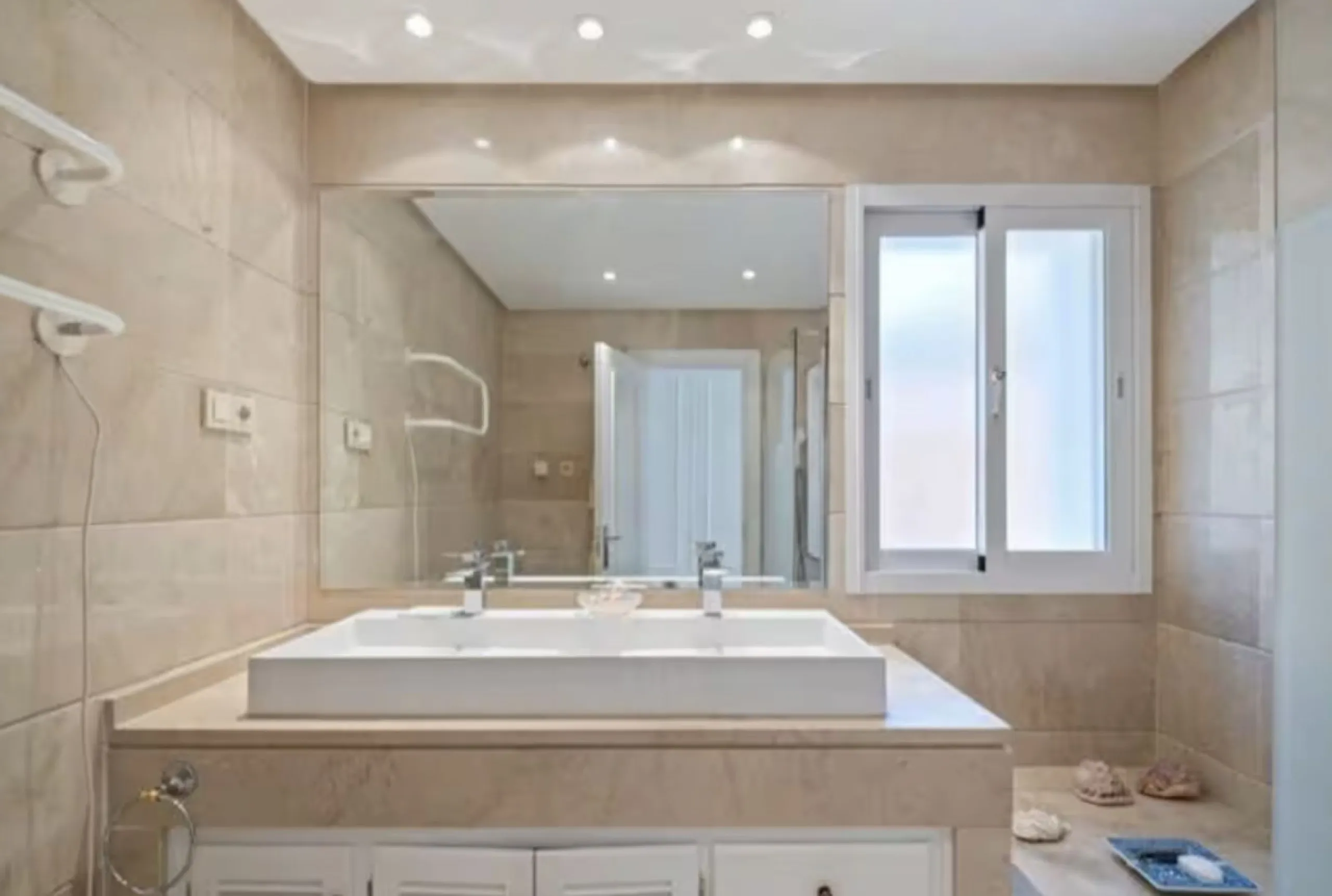 Live just 80 meters from the beach! Stunning Penthouse with harmonious spaces and views – New Golden Mile