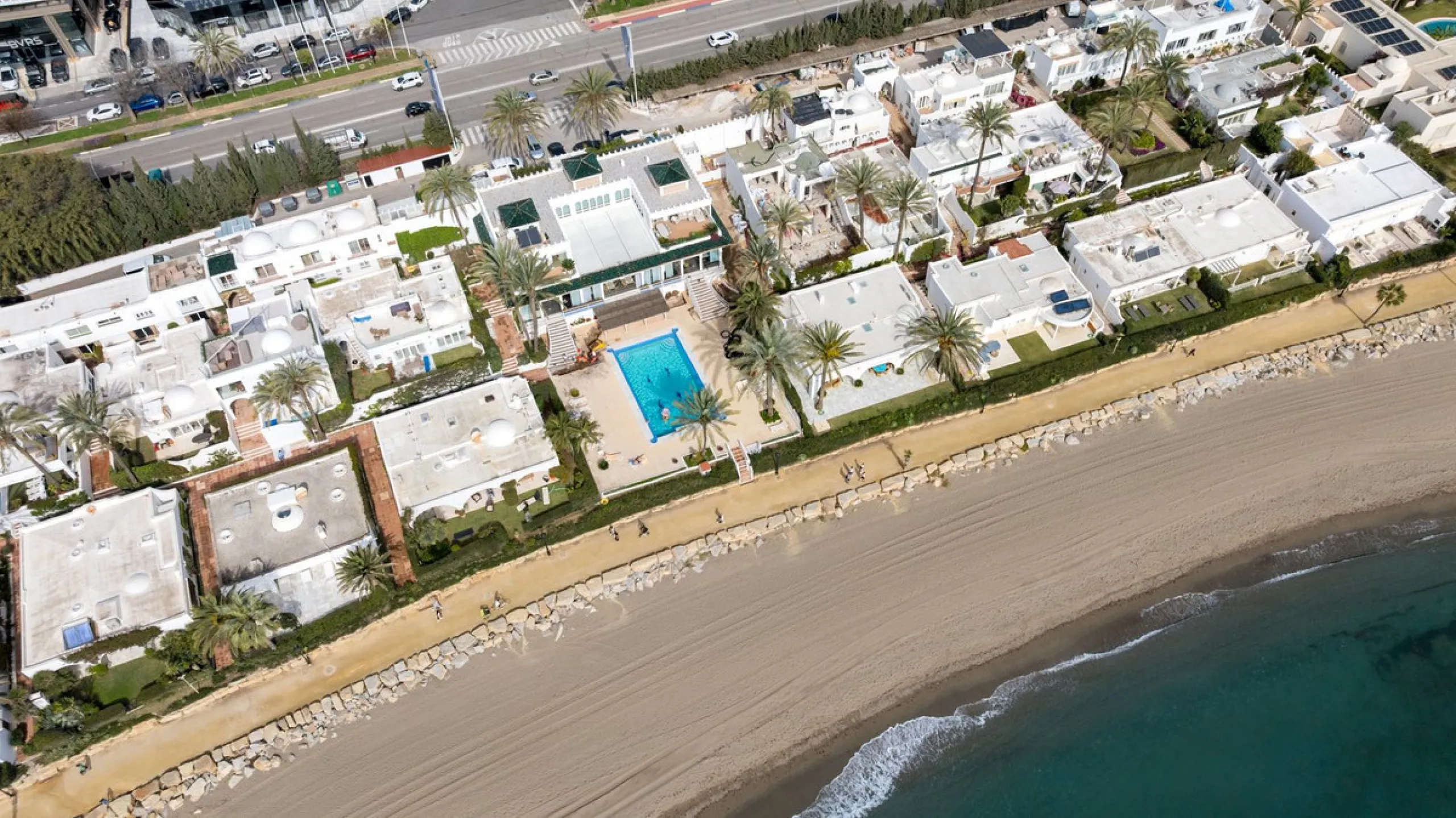 Luxury beach front apartment in Oasis Club, this emblematic beachfront community on the Golden Mile of Marbella. This apartment features 3 bedrooms and 3 bathrooms.