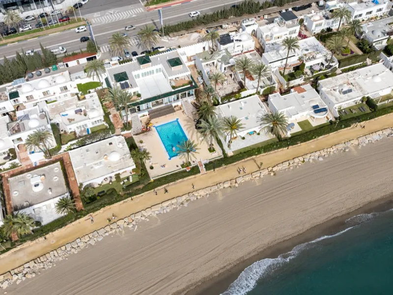 Luxury beach front apartment in Oasis Club, this emblematic beachfront community on the Golden Mile of Marbella. This apartment features 3 bedrooms and 3 bathrooms.