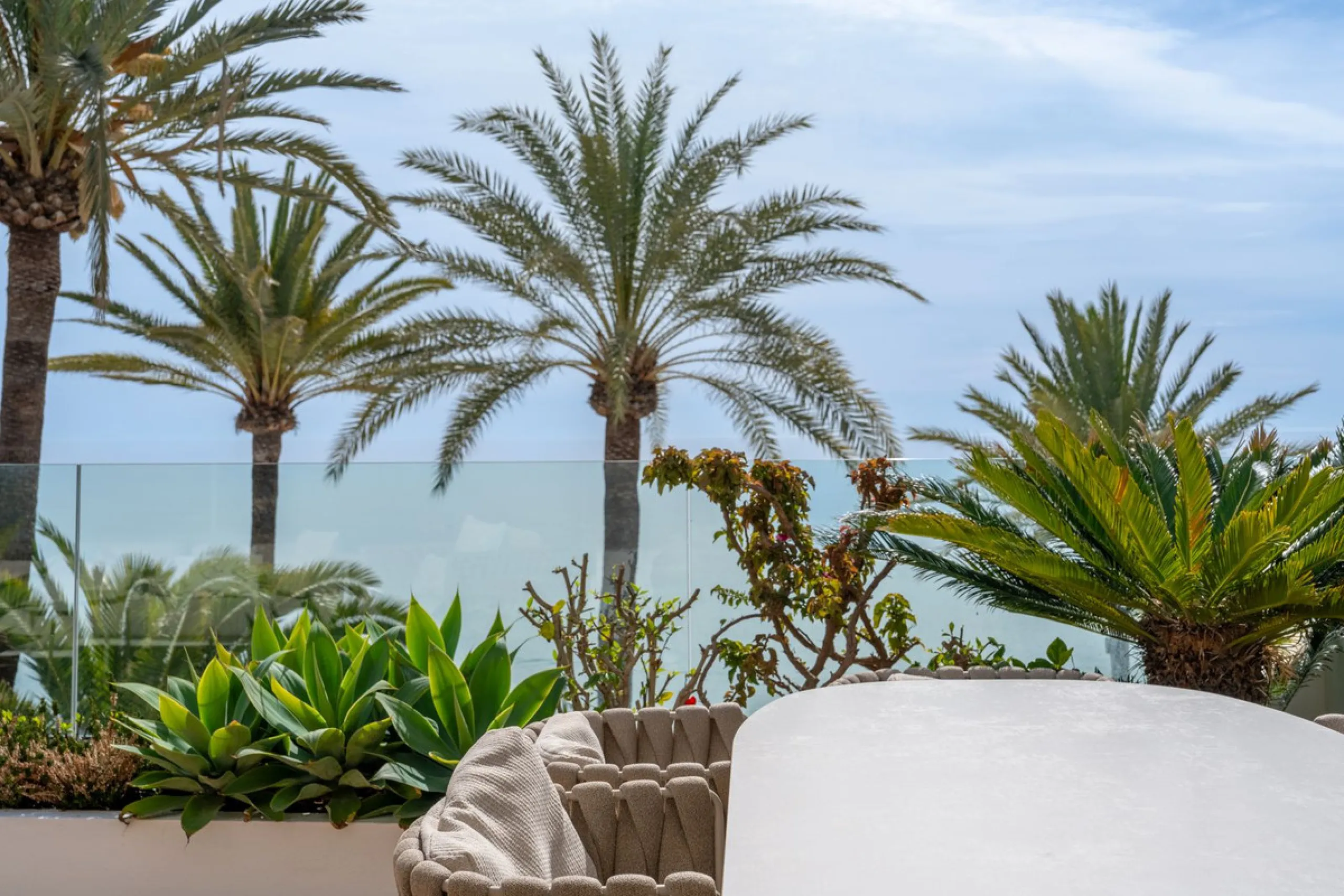Luxury beach front apartment in Oasis Club, this emblematic beachfront community on the Golden Mile of Marbella. This apartment features 3 bedrooms and 3 bathrooms.