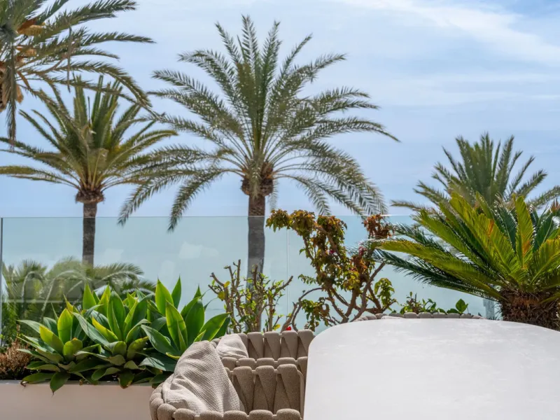 Luxury beach front apartment in Oasis Club, this emblematic beachfront community on the Golden Mile of Marbella. This apartment features 3 bedrooms and 3 bathrooms.