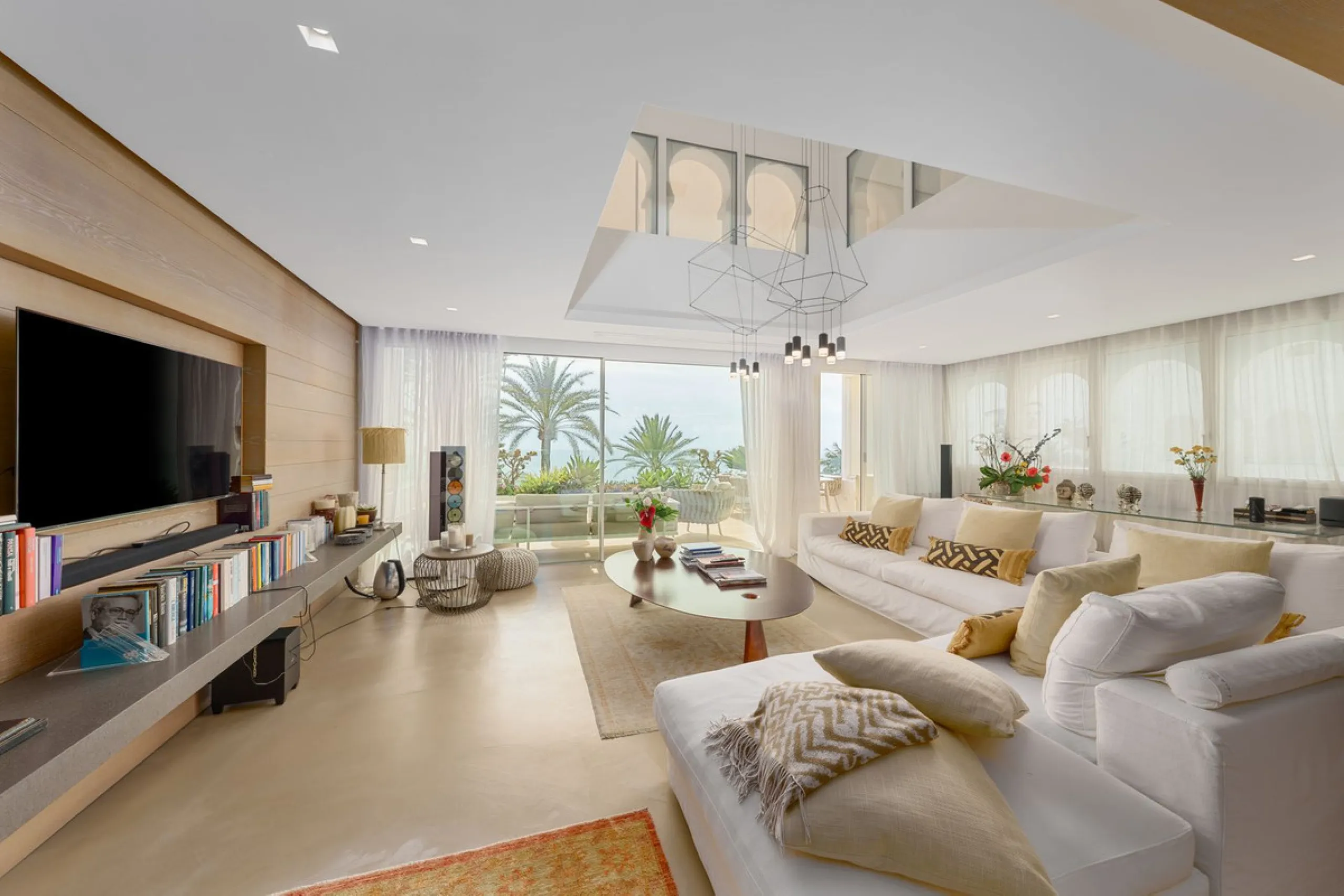 Luxury beach front apartment in Oasis Club, this emblematic beachfront community on the Golden Mile of Marbella. This apartment features 3 bedrooms and 3 bathrooms.