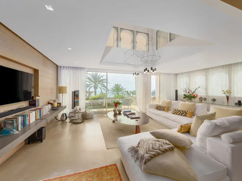 Luxury beach front apartment in Oasis Club, this emblematic beachfront community on the Golden Mile of Marbella. This apartment features 3 bedrooms and 3 bathrooms.