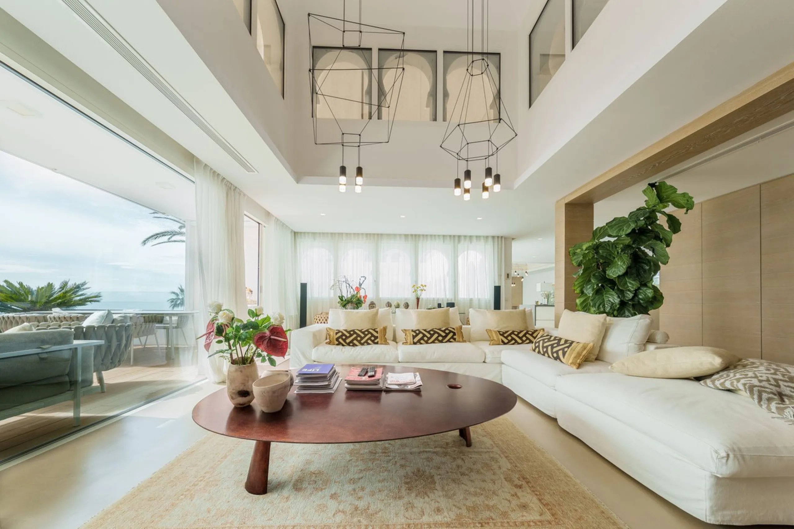 Luxury beach front apartment in Oasis Club, this emblematic beachfront community on the Golden Mile of Marbella. This apartment features 3 bedrooms and 3 bathrooms.