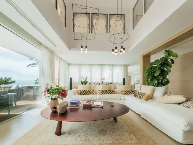 Luxury beach front apartment in Oasis Club, this emblematic beachfront community on the Golden Mile of Marbella. This apartment features 3 bedrooms and 3 bathrooms.