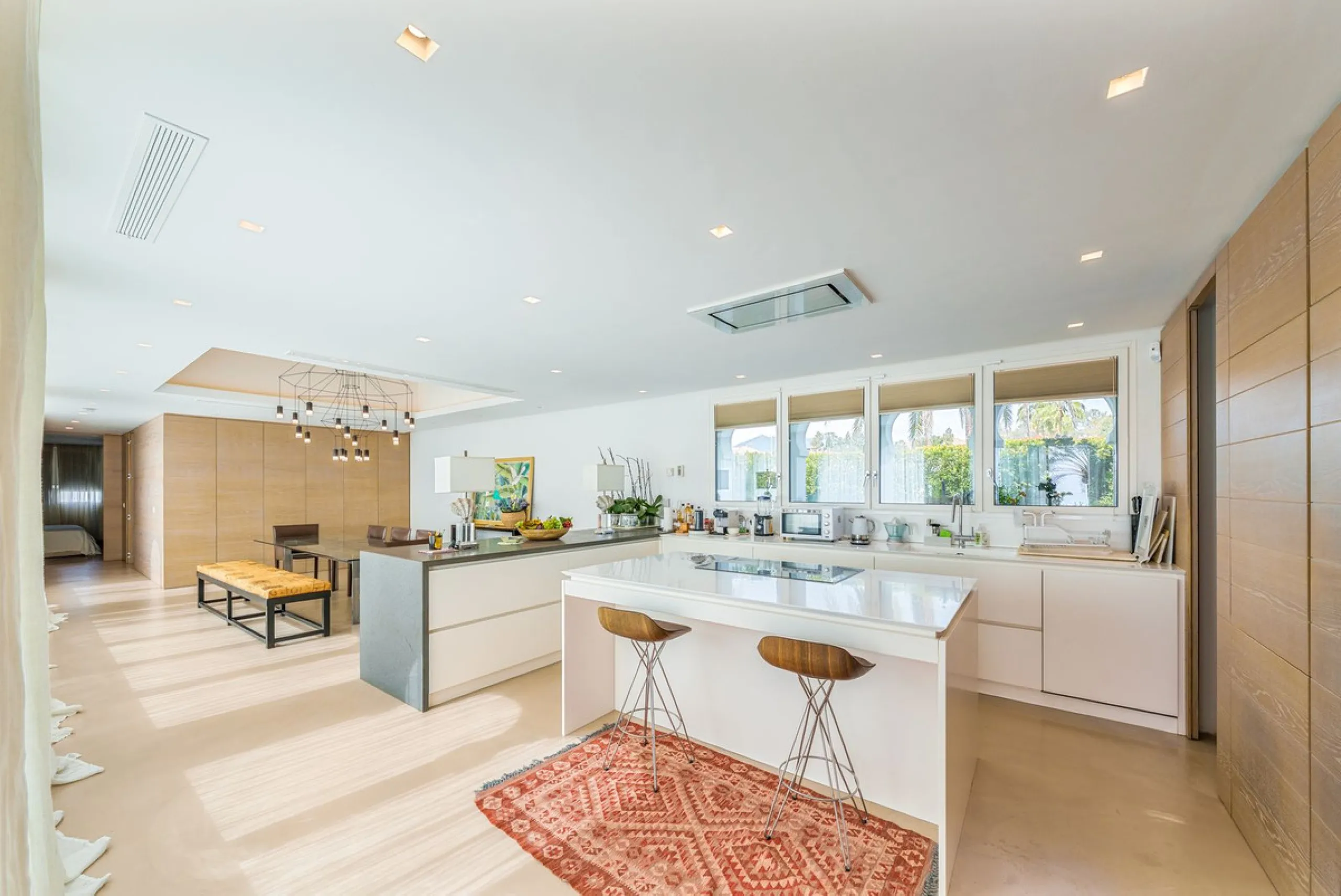 Luxury beach front apartment in Oasis Club, this emblematic beachfront community on the Golden Mile of Marbella. This apartment features 3 bedrooms and 3 bathrooms.