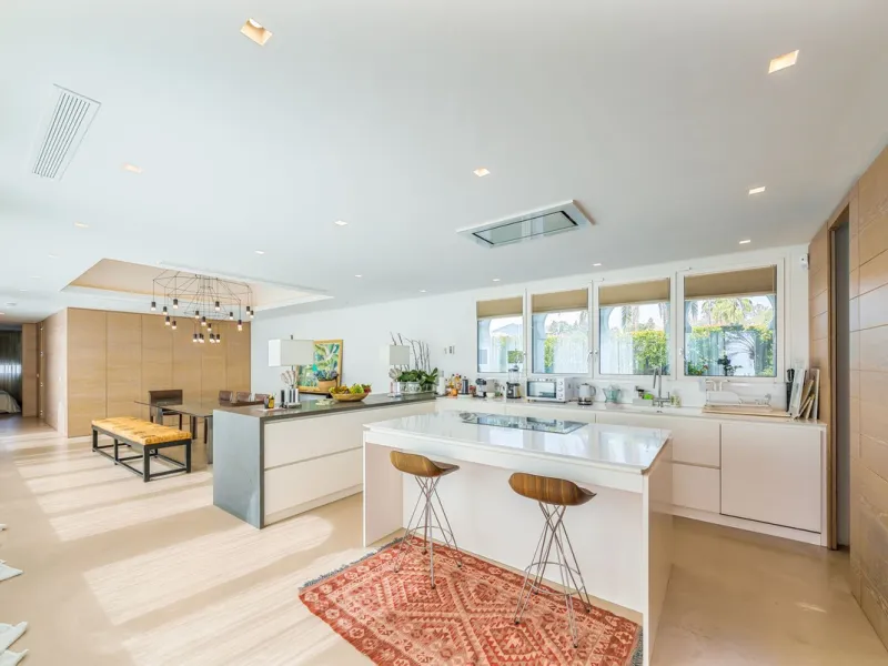 Luxury beach front apartment in Oasis Club, this emblematic beachfront community on the Golden Mile of Marbella. This apartment features 3 bedrooms and 3 bathrooms.