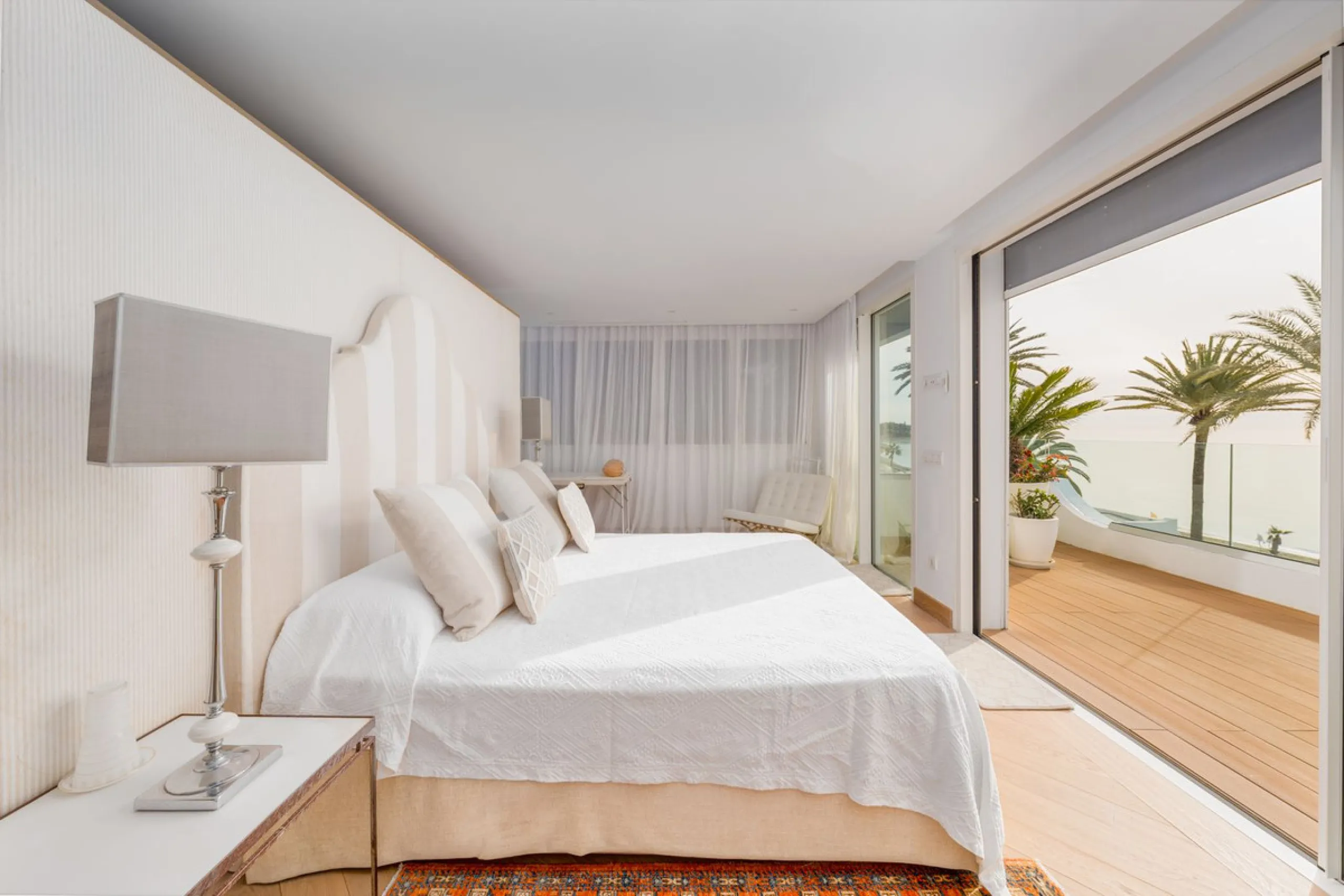 Luxury beach front apartment in Oasis Club, this emblematic beachfront community on the Golden Mile of Marbella. This apartment features 3 bedrooms and 3 bathrooms.