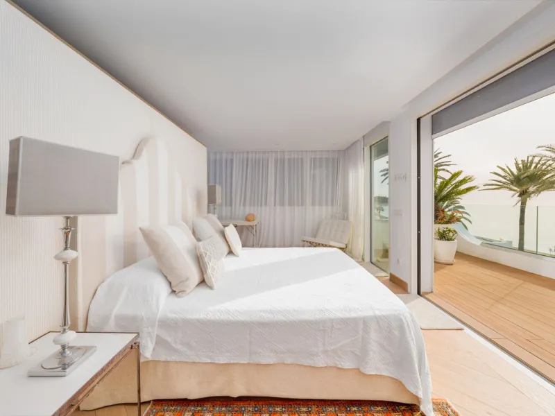 Luxury beach front apartment in Oasis Club, this emblematic beachfront community on the Golden Mile of Marbella. This apartment features 3 bedrooms and 3 bathrooms.