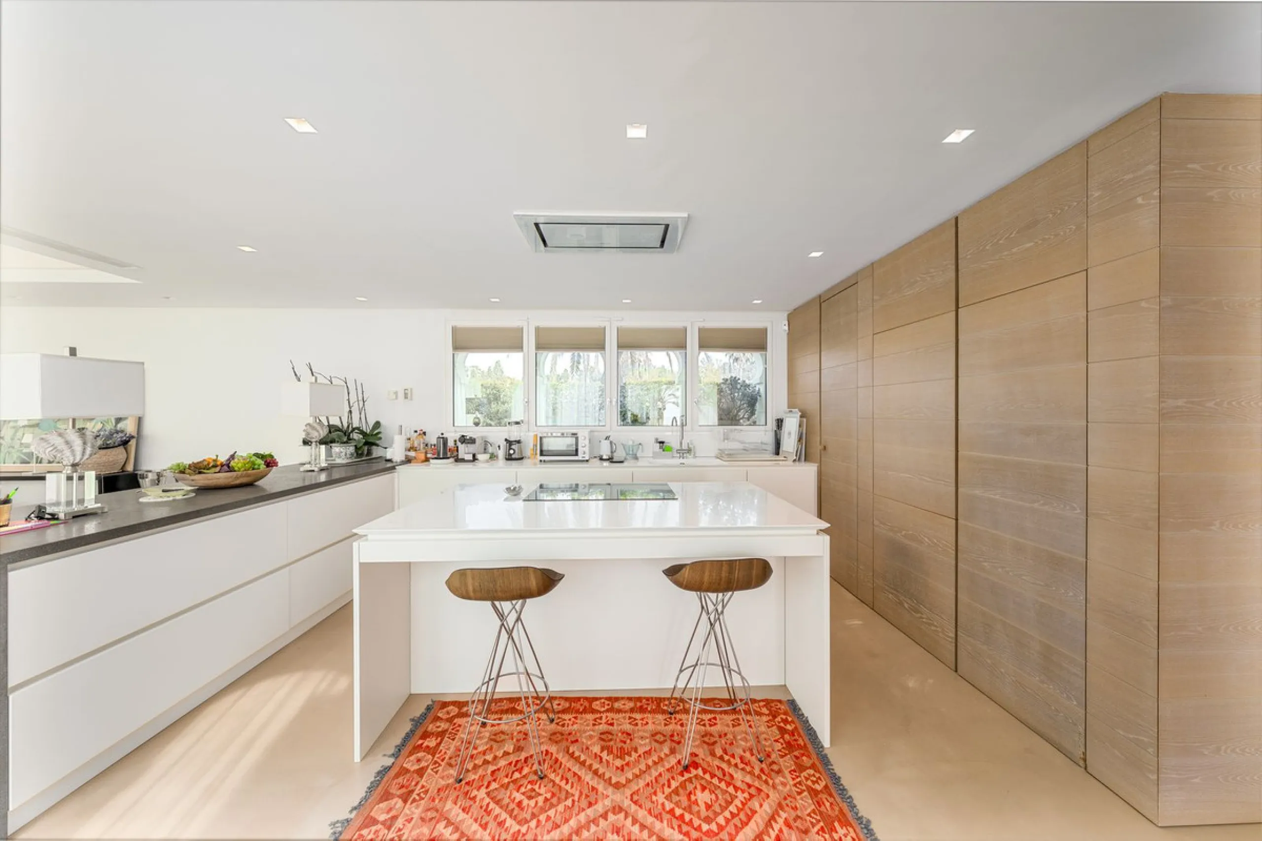 Luxury beach front apartment in Oasis Club, this emblematic beachfront community on the Golden Mile of Marbella. This apartment features 3 bedrooms and 3 bathrooms.