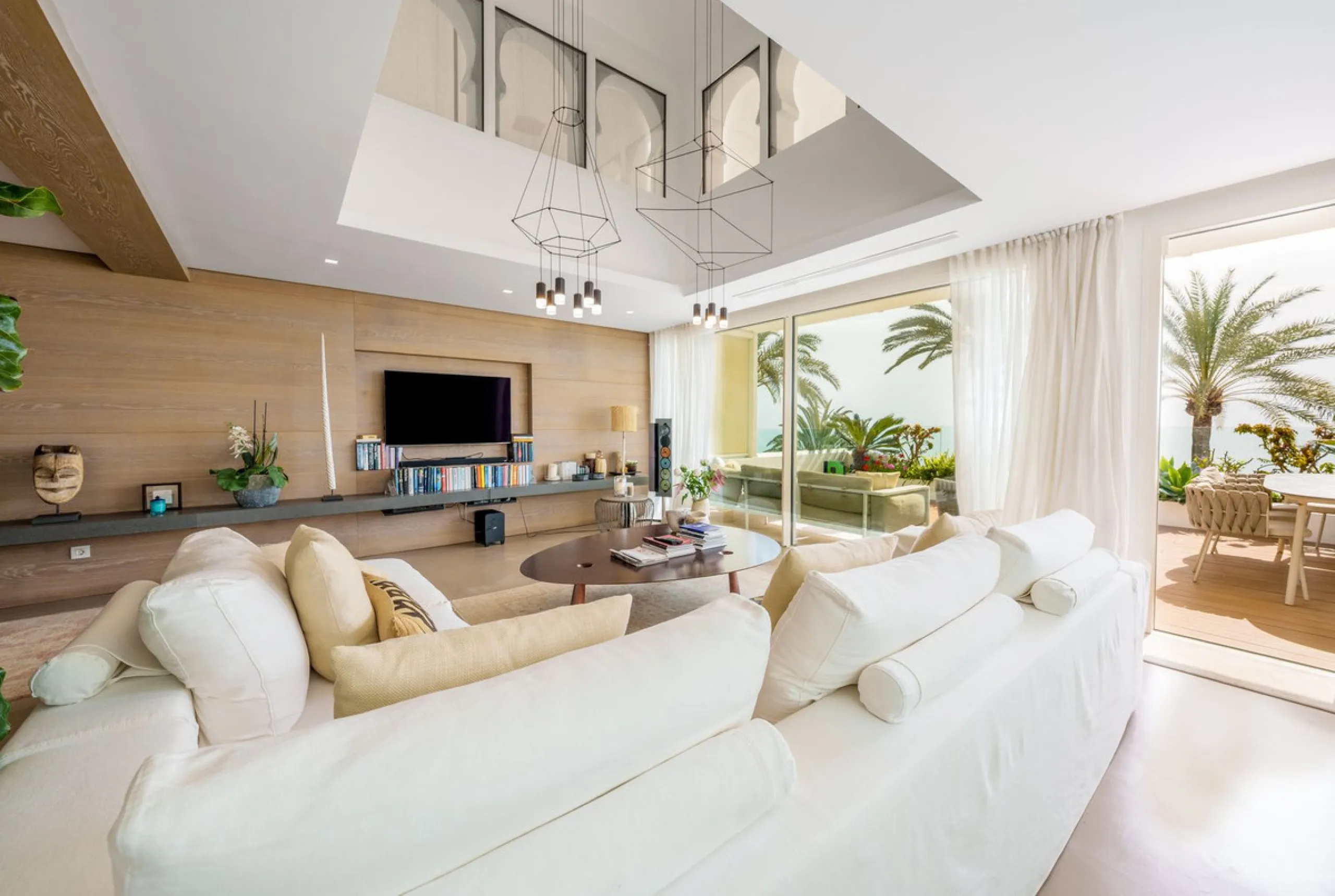 Luxury beach front apartment in Oasis Club, this emblematic beachfront community on the Golden Mile of Marbella. This apartment features 3 bedrooms and 3 bathrooms.