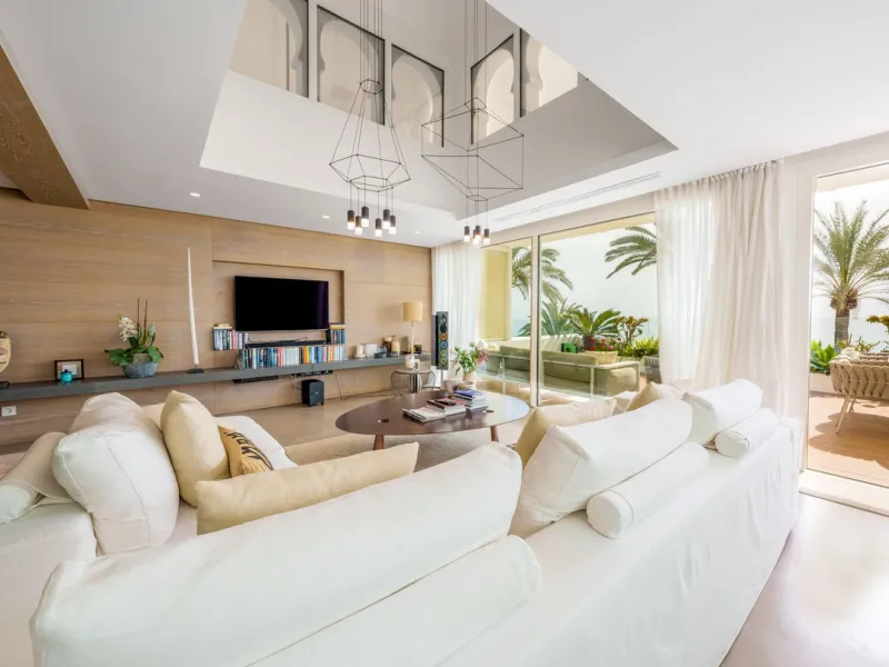 Luxury beach front apartment in Oasis Club, this emblematic beachfront community on the Golden Mile of Marbella. This apartment features 3 bedrooms and 3 bathrooms.