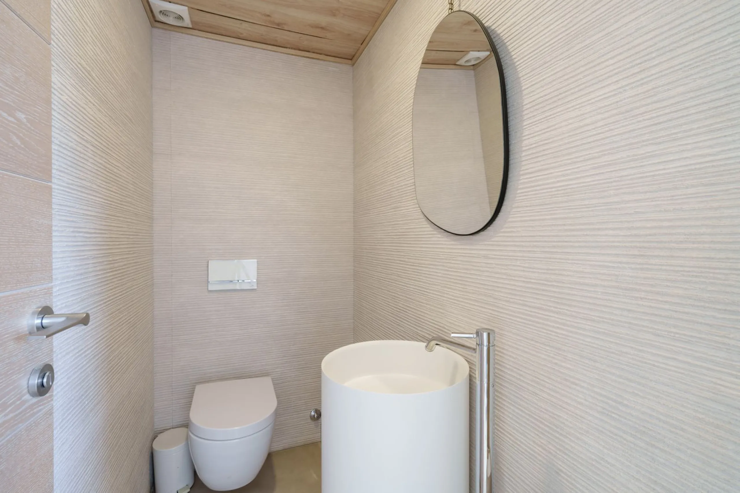 Luxury beach front apartment in Oasis Club, this emblematic beachfront community on the Golden Mile of Marbella. This apartment features 3 bedrooms and 3 bathrooms.