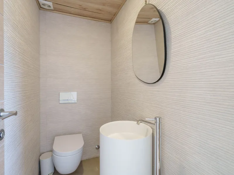 Luxury beach front apartment in Oasis Club, this emblematic beachfront community on the Golden Mile of Marbella. This apartment features 3 bedrooms and 3 bathrooms.