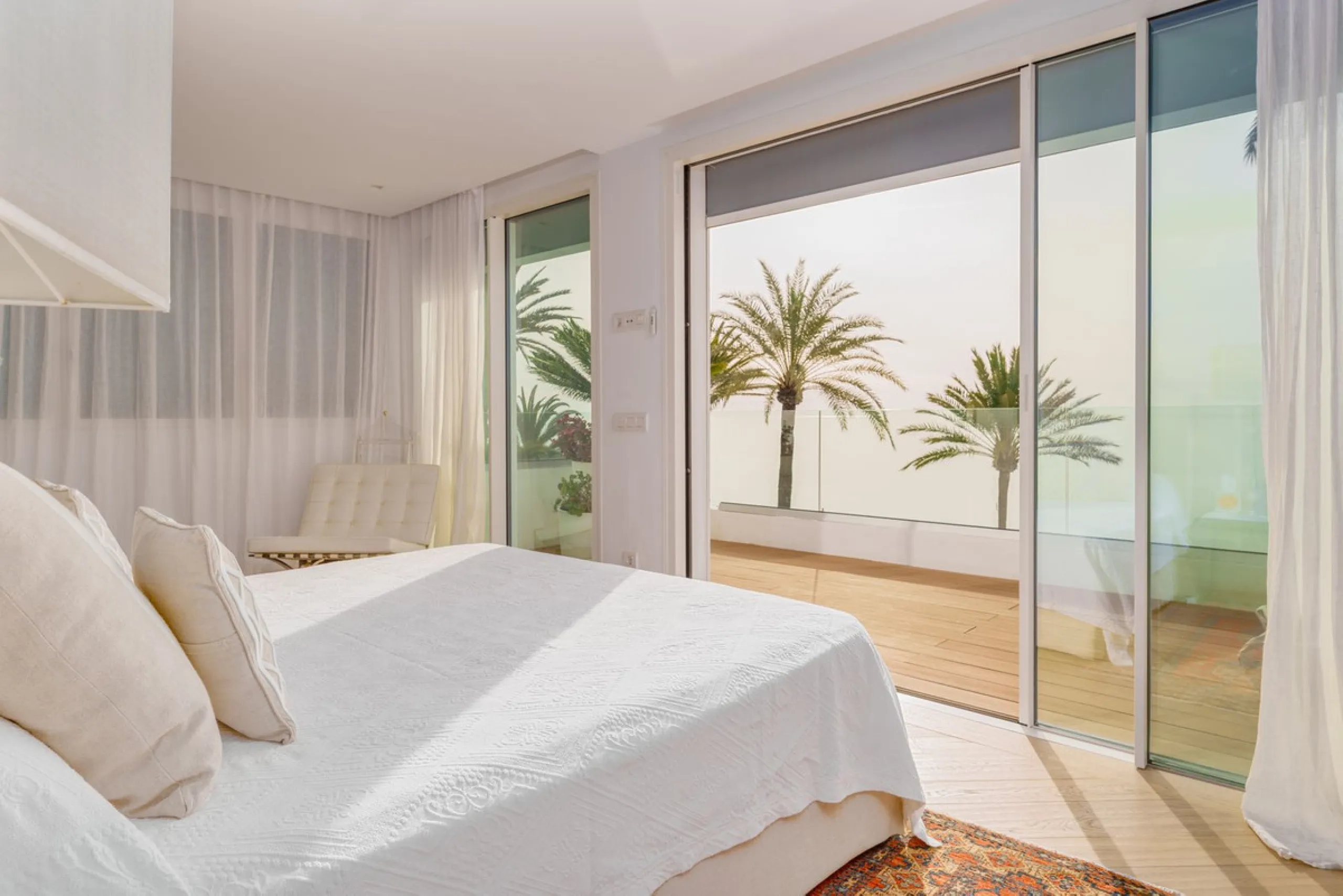 Luxury beach front apartment in Oasis Club, this emblematic beachfront community on the Golden Mile of Marbella. This apartment features 3 bedrooms and 3 bathrooms.