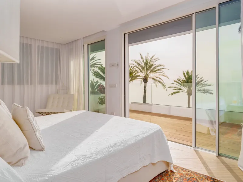 Luxury beach front apartment in Oasis Club, this emblematic beachfront community on the Golden Mile of Marbella. This apartment features 3 bedrooms and 3 bathrooms.