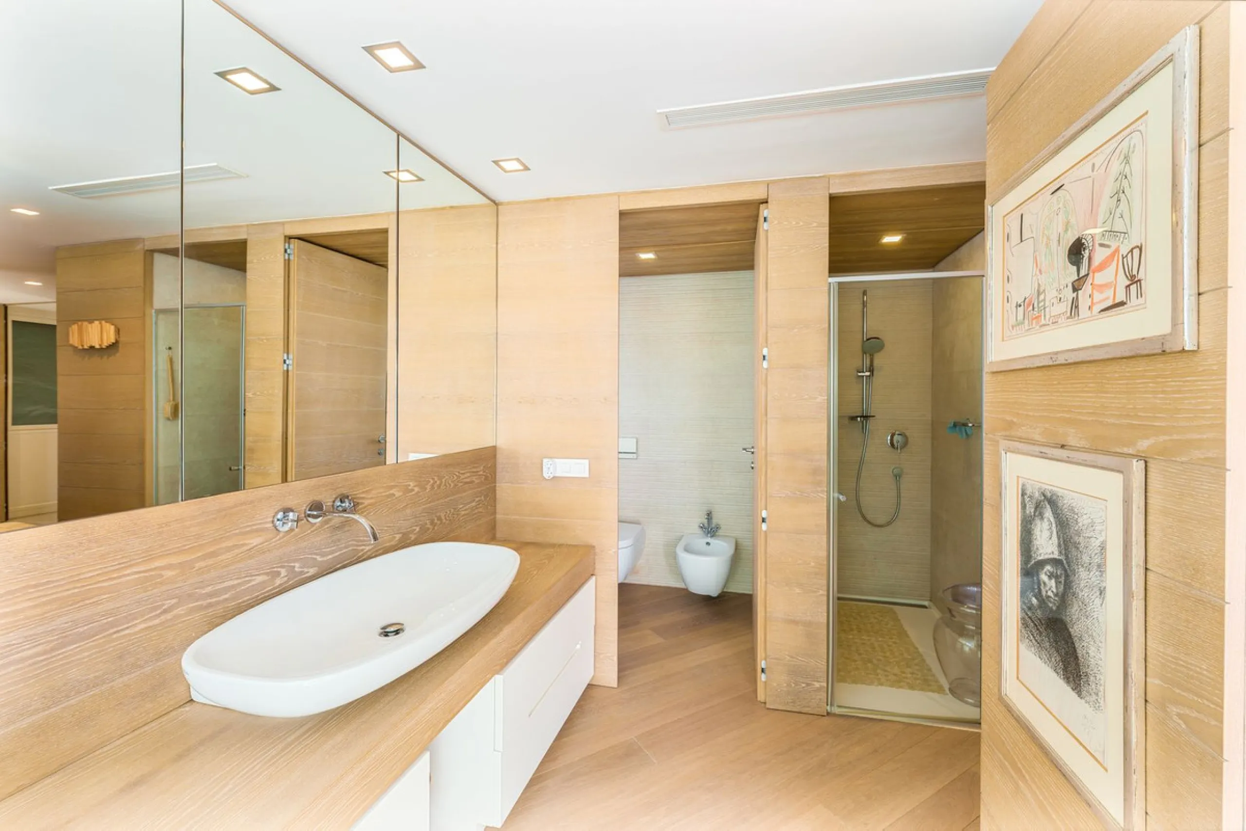 Luxury beach front apartment in Oasis Club, this emblematic beachfront community on the Golden Mile of Marbella. This apartment features 3 bedrooms and 3 bathrooms.