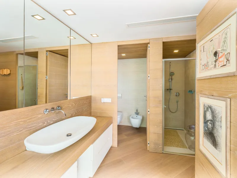 Luxury beach front apartment in Oasis Club, this emblematic beachfront community on the Golden Mile of Marbella. This apartment features 3 bedrooms and 3 bathrooms.