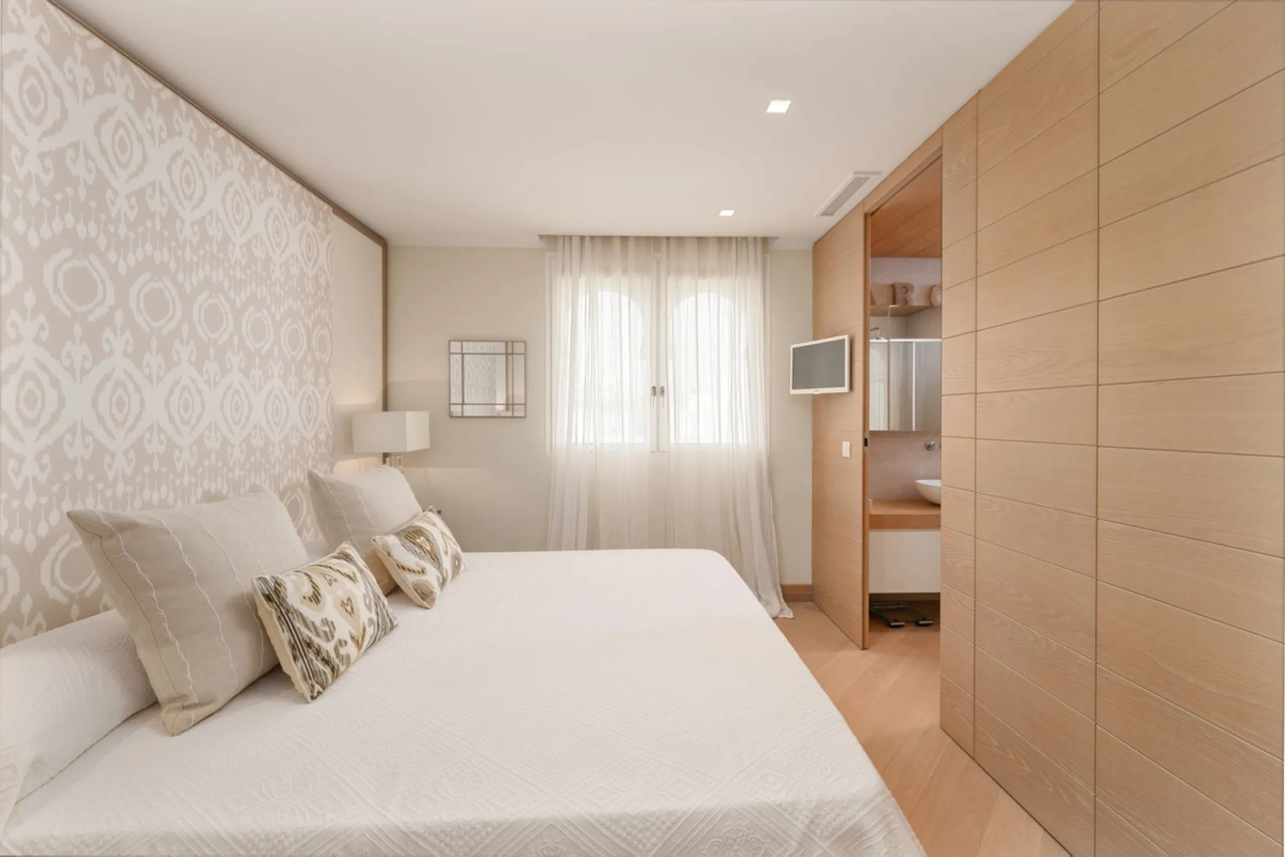 Luxury beach front apartment in Oasis Club, this emblematic beachfront community on the Golden Mile of Marbella. This apartment features 3 bedrooms and 3 bathrooms.