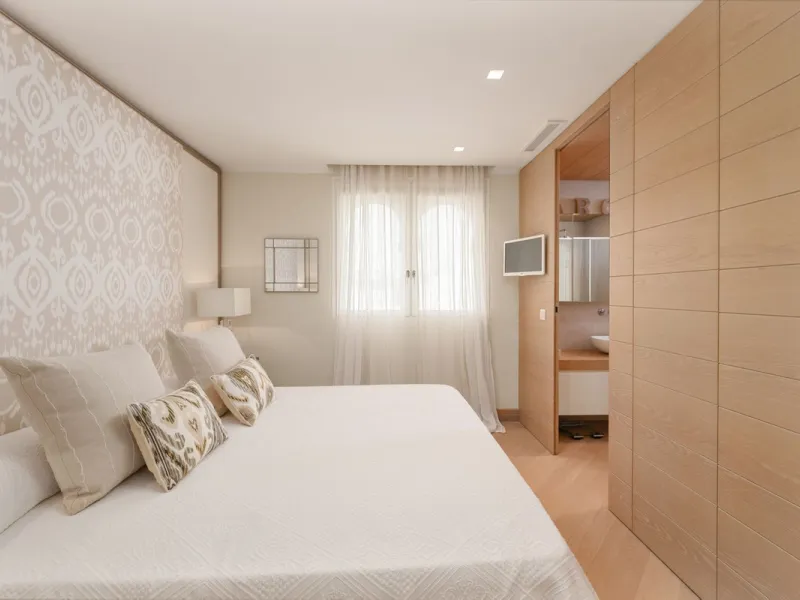 Luxury beach front apartment in Oasis Club, this emblematic beachfront community on the Golden Mile of Marbella. This apartment features 3 bedrooms and 3 bathrooms.