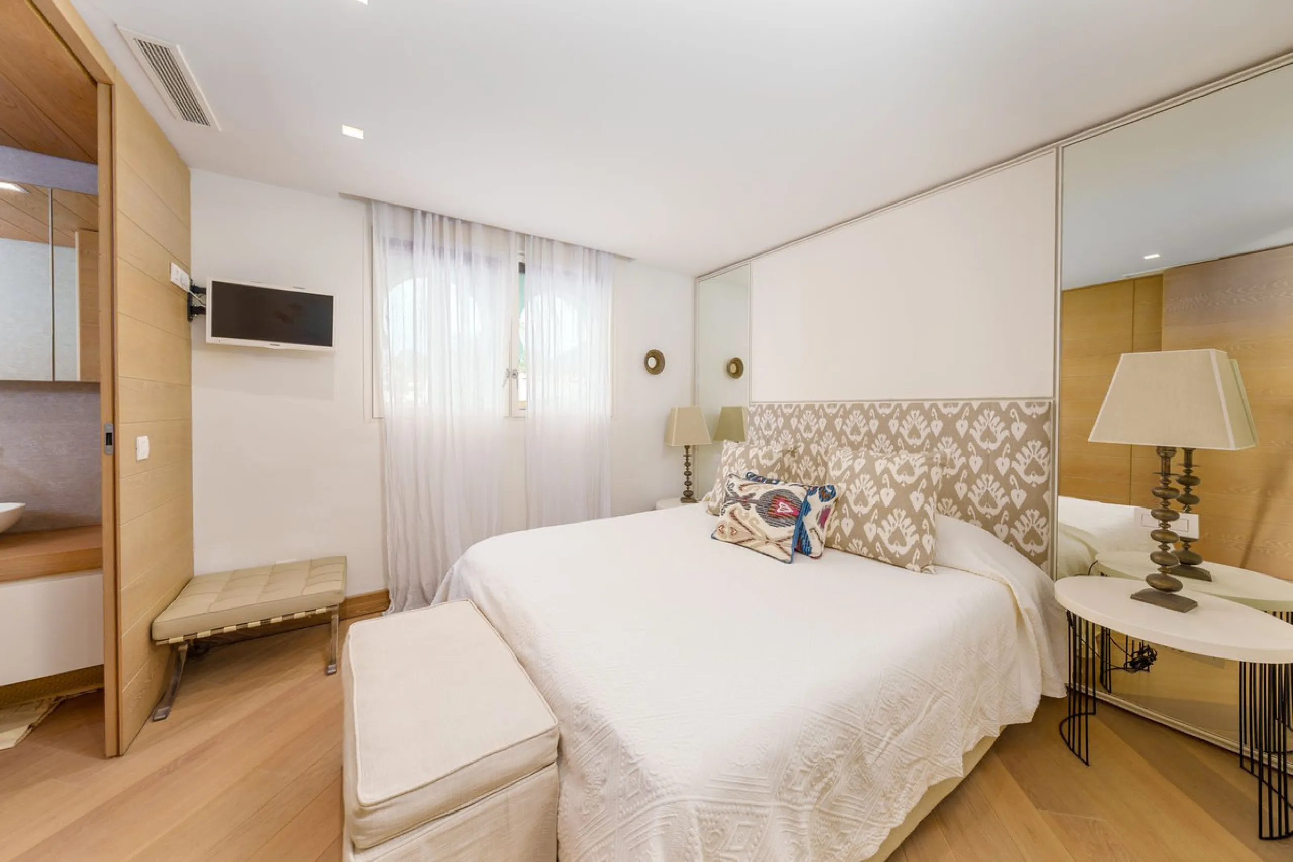 Luxury beach front apartment in Oasis Club, this emblematic beachfront community on the Golden Mile of Marbella. This apartment features 3 bedrooms and 3 bathrooms.