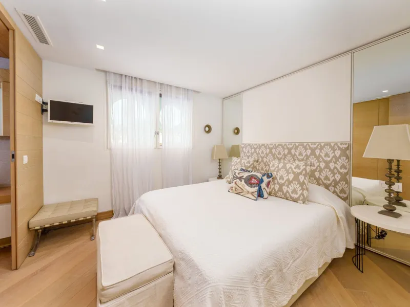 Luxury beach front apartment in Oasis Club, this emblematic beachfront community on the Golden Mile of Marbella. This apartment features 3 bedrooms and 3 bathrooms.