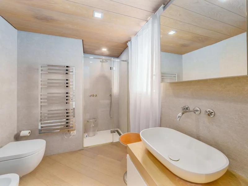 Luxury beach front apartment in Oasis Club, this emblematic beachfront community on the Golden Mile of Marbella. This apartment features 3 bedrooms and 3 bathrooms.