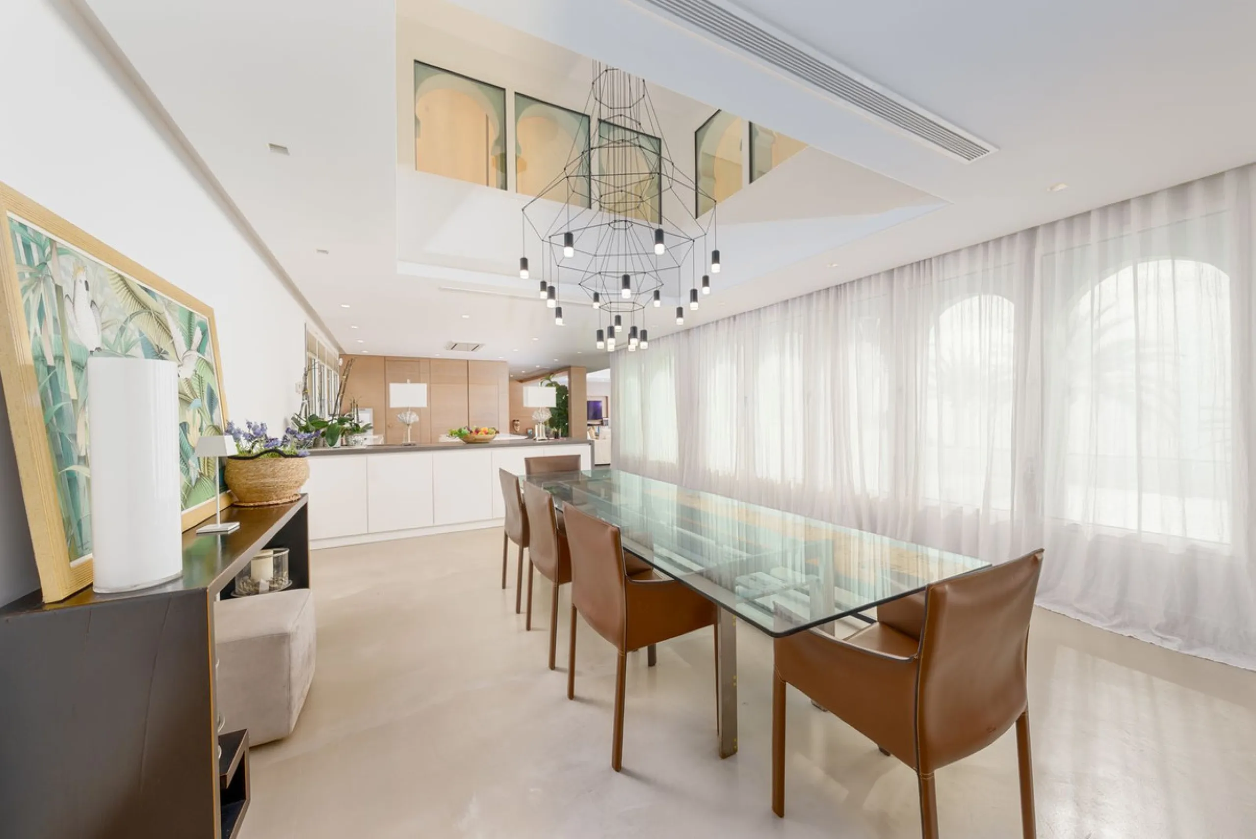Luxury beach front apartment in Oasis Club, this emblematic beachfront community on the Golden Mile of Marbella. This apartment features 3 bedrooms and 3 bathrooms.