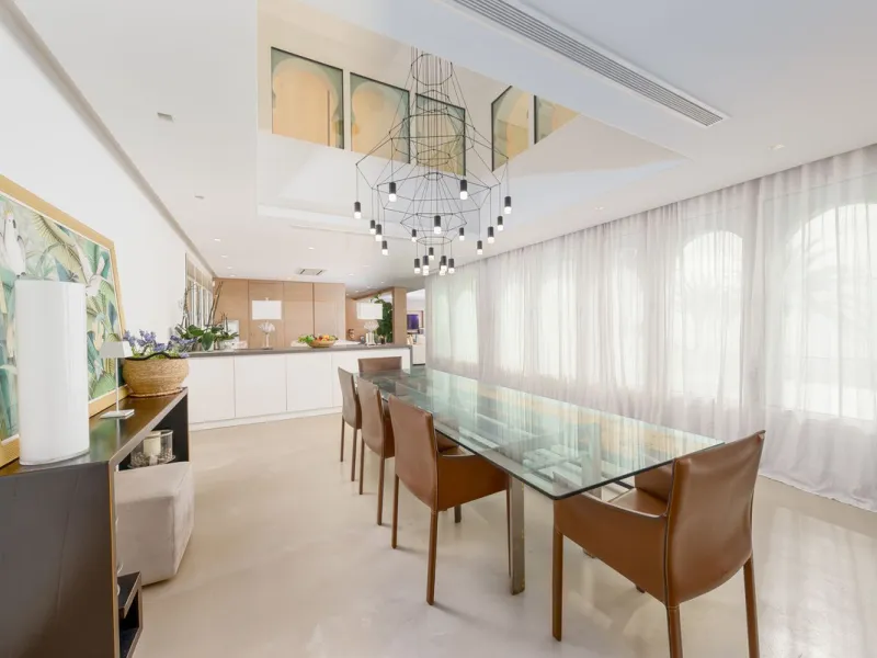 Luxury beach front apartment in Oasis Club, this emblematic beachfront community on the Golden Mile of Marbella. This apartment features 3 bedrooms and 3 bathrooms.