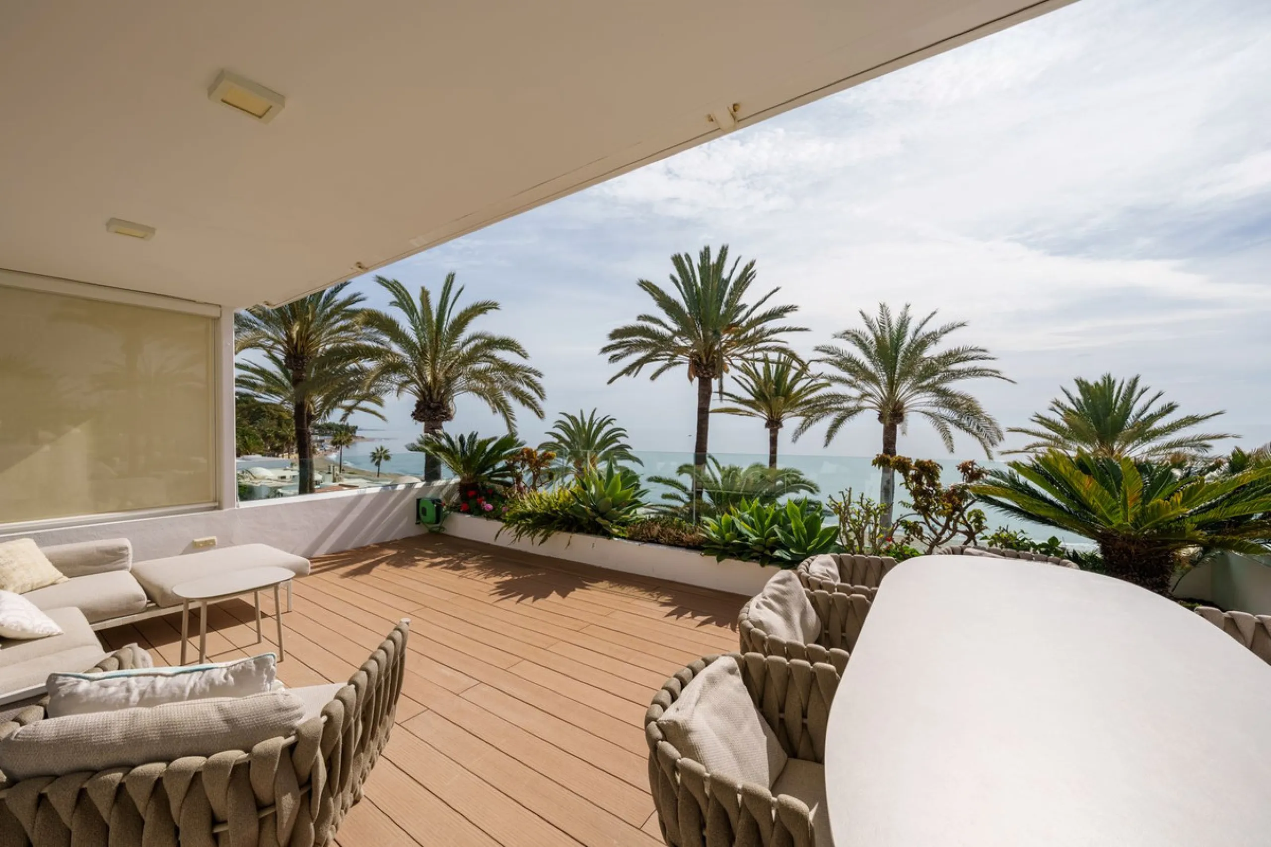 Luxury beach front apartment in Oasis Club, this emblematic beachfront community on the Golden Mile of Marbella. This apartment features 3 bedrooms and 3 bathrooms.
