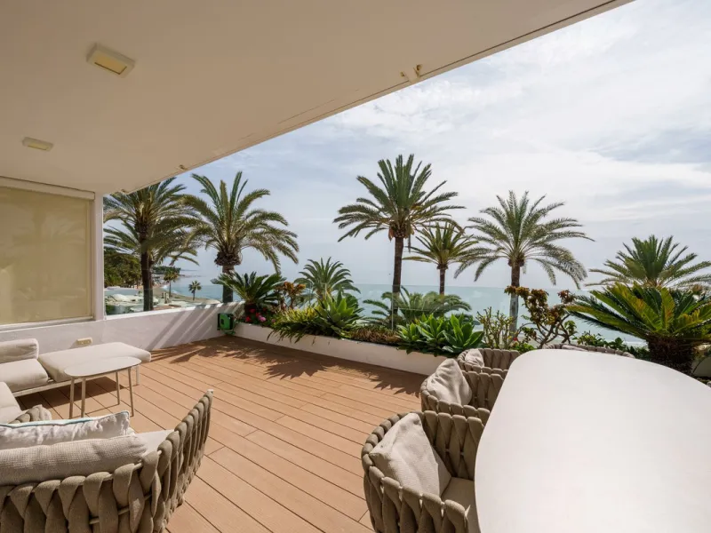 Luxury beach front apartment in Oasis Club, this emblematic beachfront community on the Golden Mile of Marbella. This apartment features 3 bedrooms and 3 bathrooms.