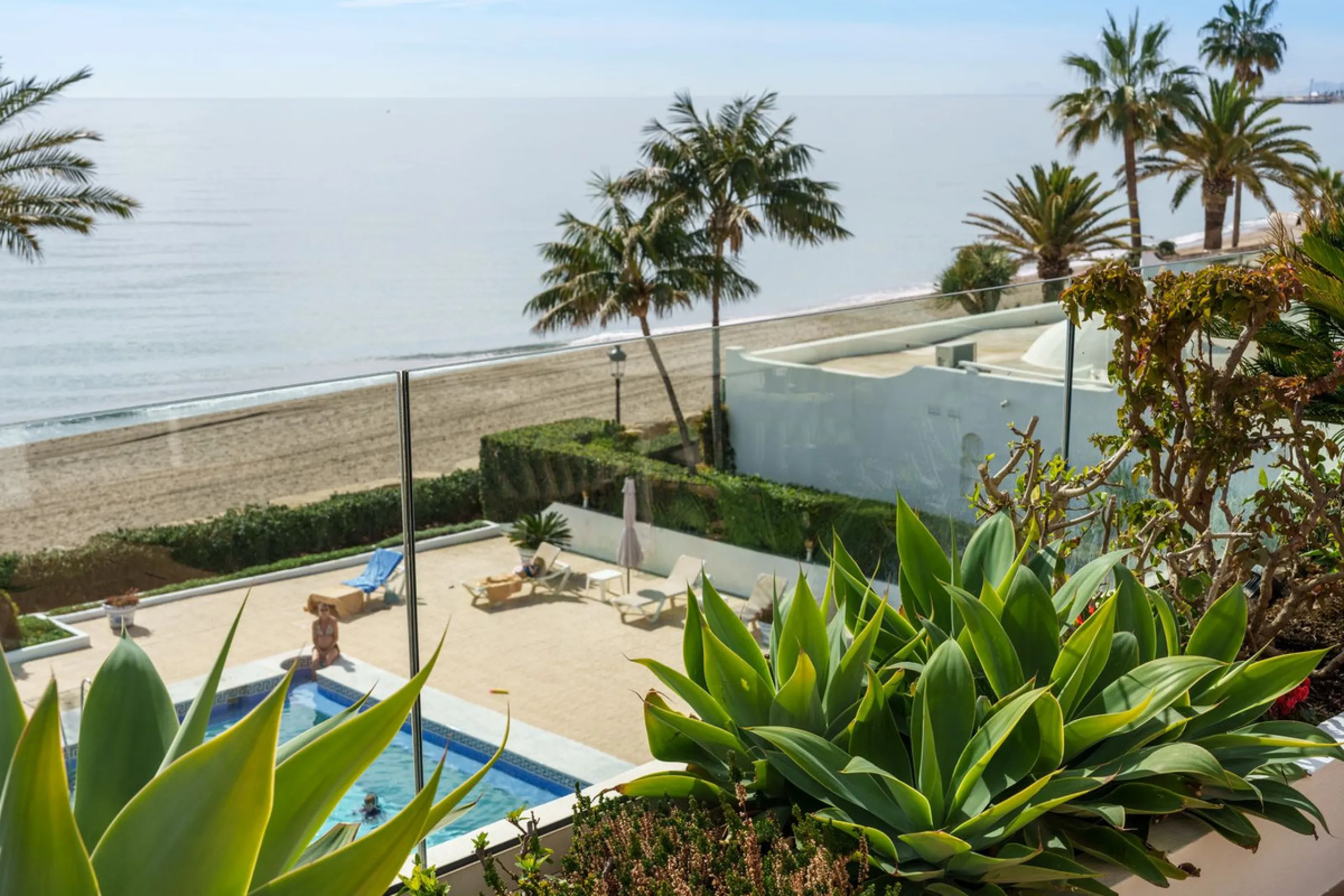 Luxury beach front apartment in Oasis Club, this emblematic beachfront community on the Golden Mile of Marbella. This apartment features 3 bedrooms and 3 bathrooms.
