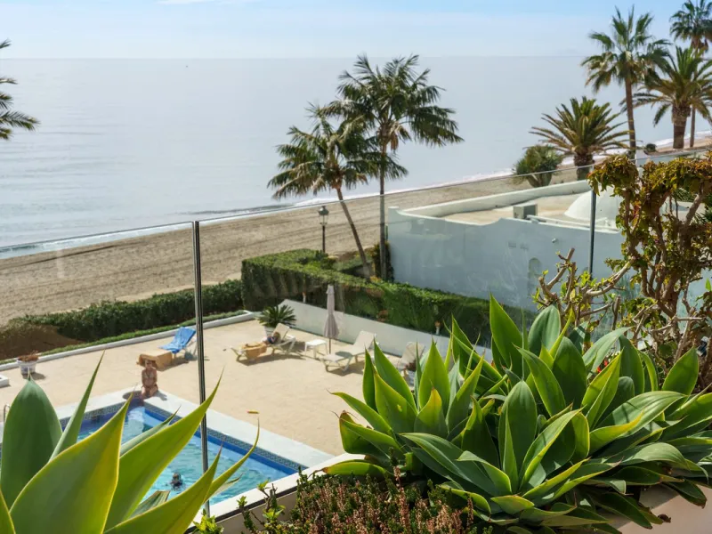 Luxury beach front apartment in Oasis Club, this emblematic beachfront community on the Golden Mile of Marbella. This apartment features 3 bedrooms and 3 bathrooms.