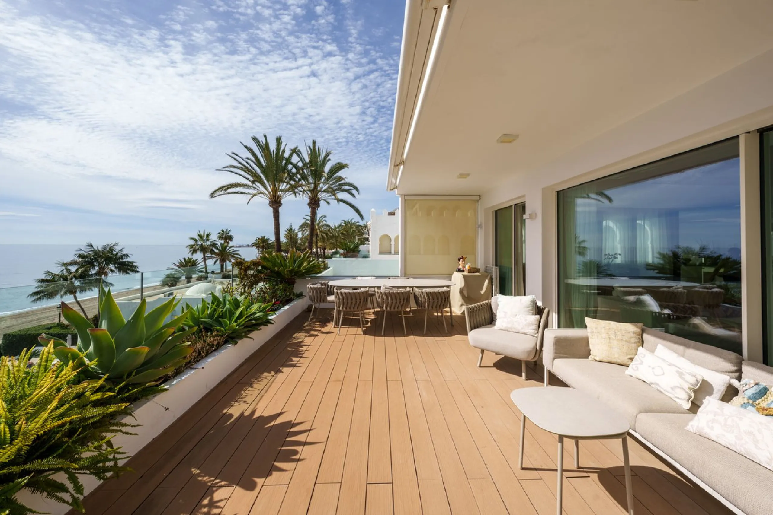Luxury beach front apartment in Oasis Club, this emblematic beachfront community on the Golden Mile of Marbella. This apartment features 3 bedrooms and 3 bathrooms.