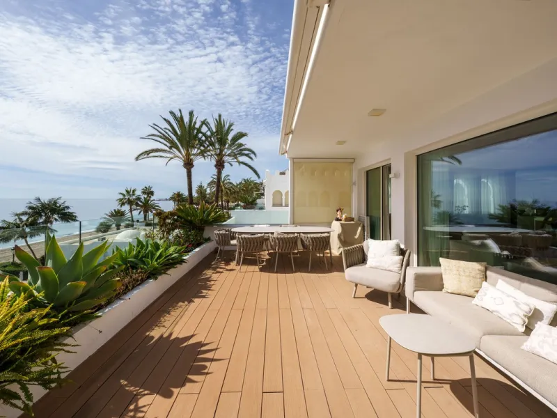 Luxury beach front apartment in Oasis Club, this emblematic beachfront community on the Golden Mile of Marbella. This apartment features 3 bedrooms and 3 bathrooms.