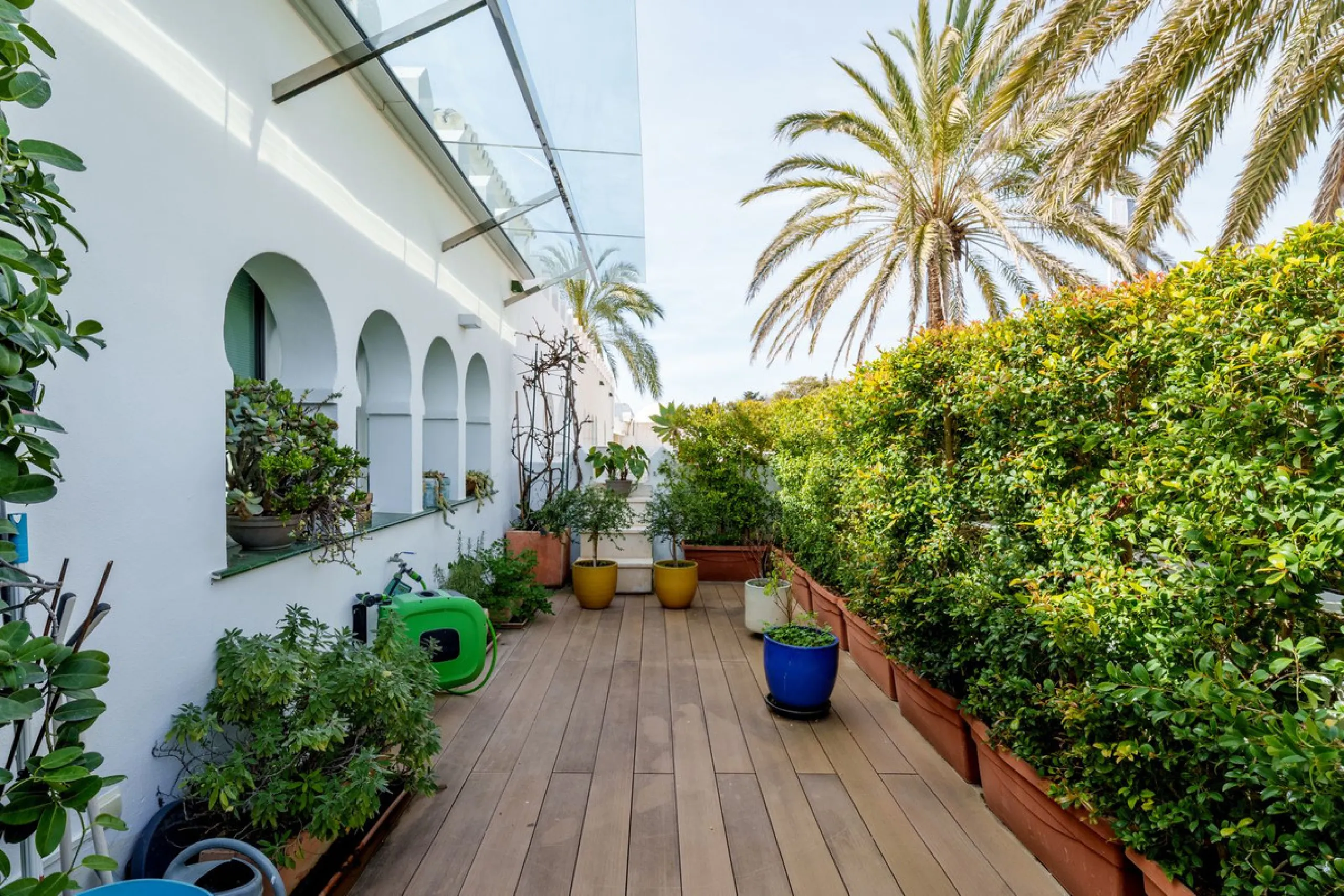 Luxury beach front apartment in Oasis Club, this emblematic beachfront community on the Golden Mile of Marbella. This apartment features 3 bedrooms and 3 bathrooms.