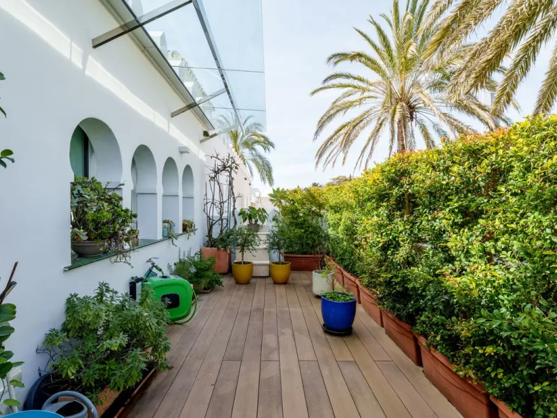 Luxury beach front apartment in Oasis Club, this emblematic beachfront community on the Golden Mile of Marbella. This apartment features 3 bedrooms and 3 bathrooms.