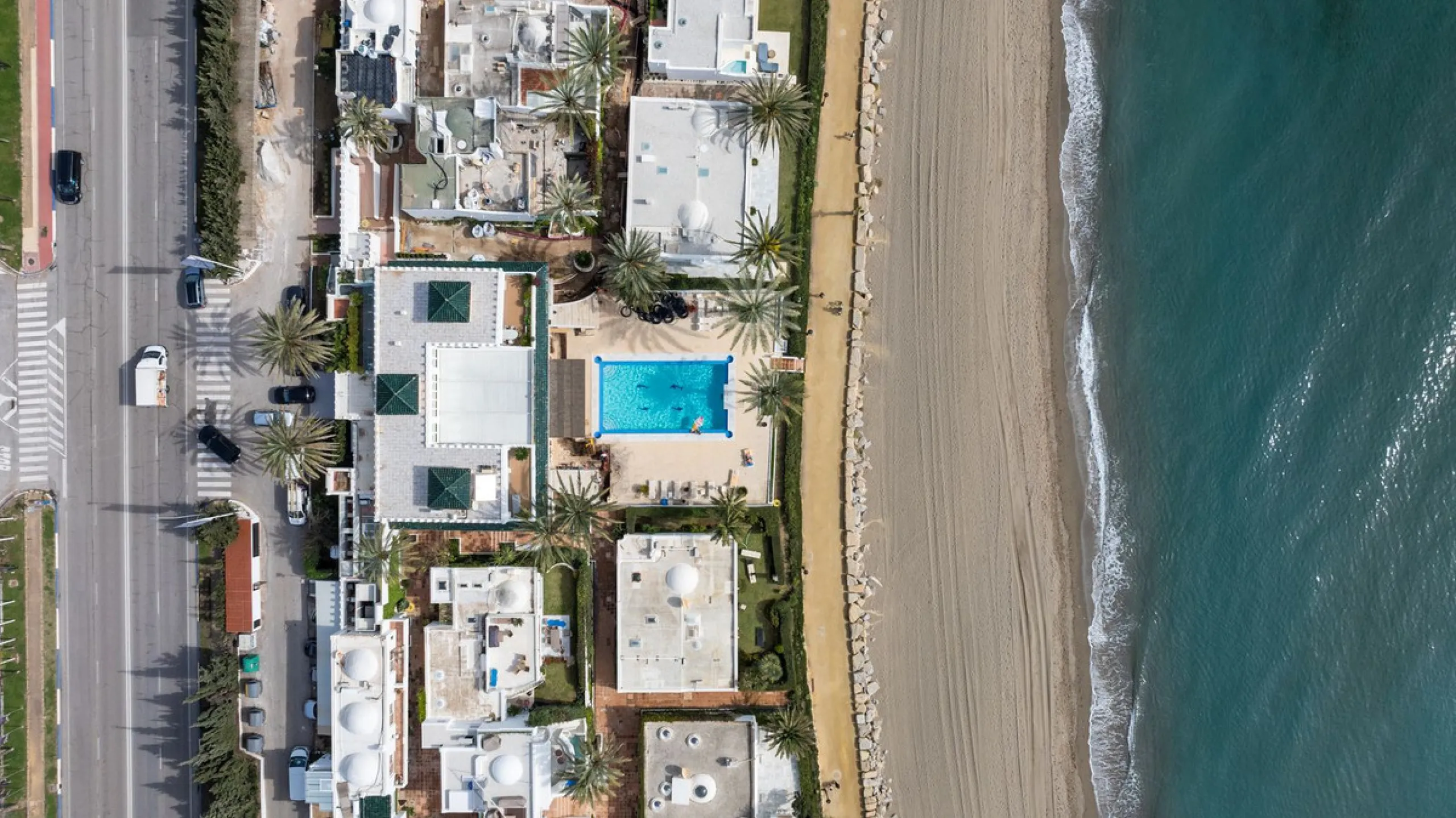 Luxury beach front apartment in Oasis Club, this emblematic beachfront community on the Golden Mile of Marbella. This apartment features 3 bedrooms and 3 bathrooms.