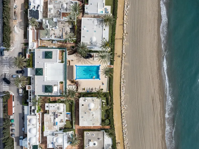 Luxury beach front apartment in Oasis Club, this emblematic beachfront community on the Golden Mile of Marbella. This apartment features 3 bedrooms and 3 bathrooms.