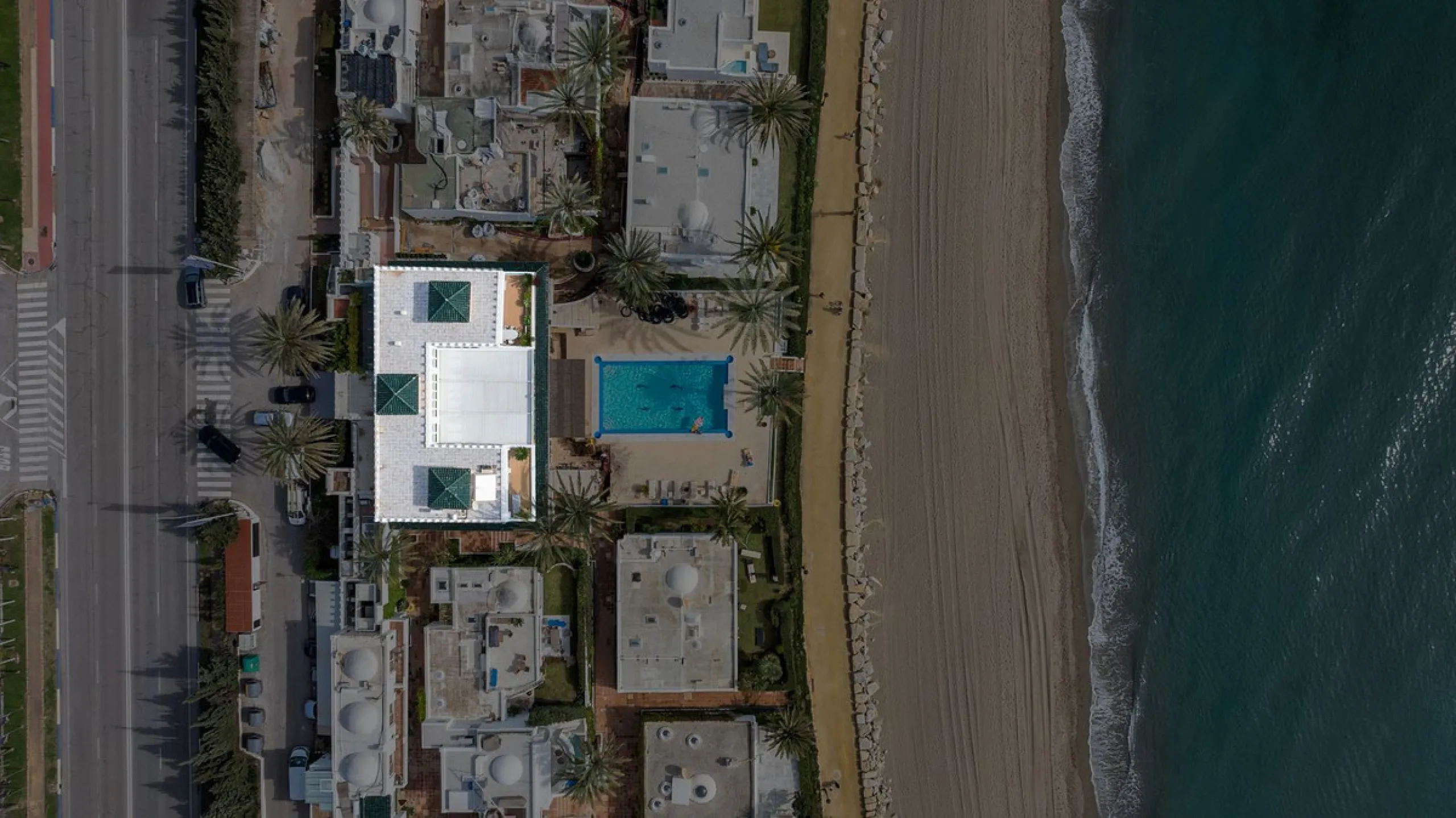 Luxury beach front apartment in Oasis Club, this emblematic beachfront community on the Golden Mile of Marbella. This apartment features 3 bedrooms and 3 bathrooms.