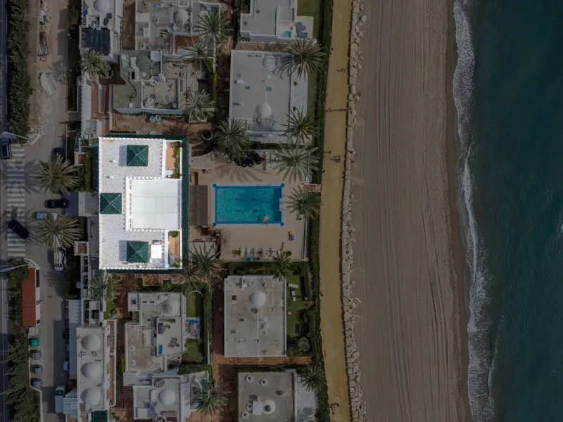 Luxury beach front apartment in Oasis Club, this emblematic beachfront community on the Golden Mile of Marbella. This apartment features 3 bedrooms and 3 bathrooms.