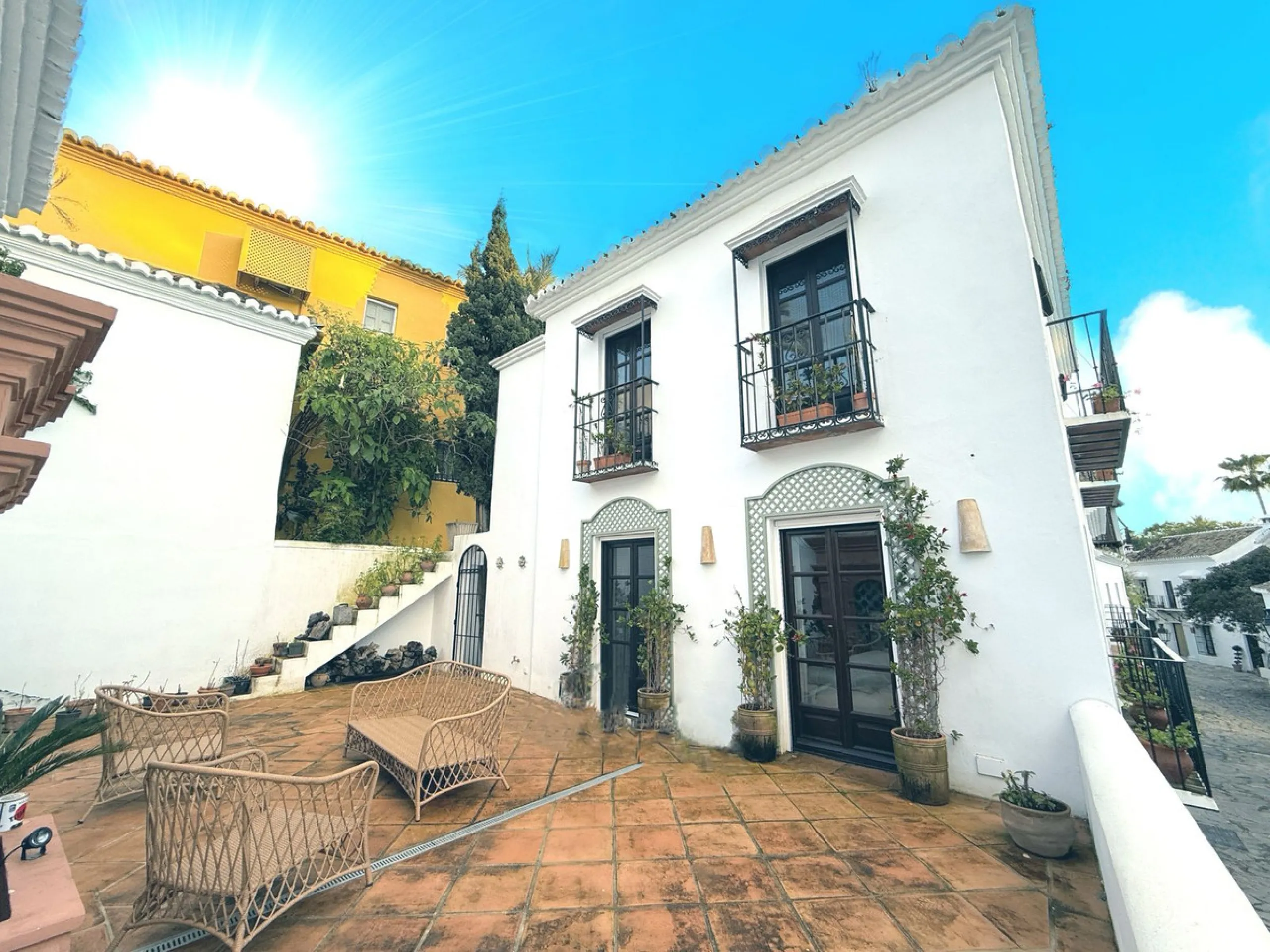 A divine property located in a prime location just off the famous Golden Mile, close to the Mosque and with Puente Romano at the end of the road within walking distance. You couldn't ask for a more convenient situation for a family home. Surrounded by gol