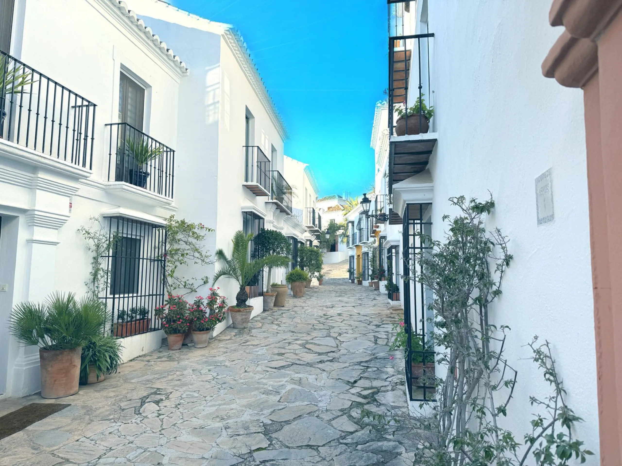 A divine property located in a prime location just off the famous Golden Mile, close to the Mosque and with Puente Romano at the end of the road within walking distance. You couldn't ask for a more convenient situation for a family home. Surrounded by gol