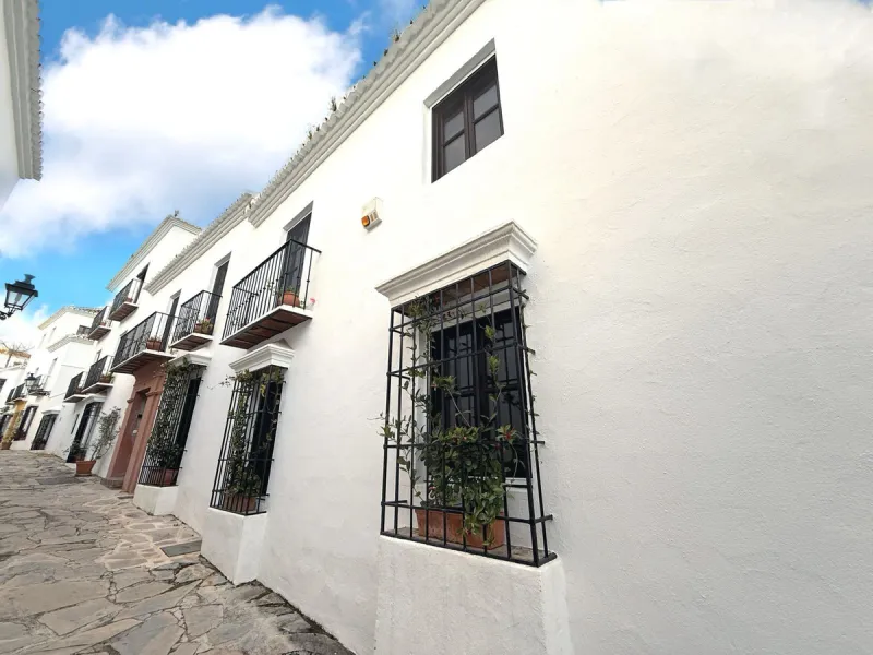 A divine property located in a prime location just off the famous Golden Mile, close to the Mosque and with Puente Romano at the end of the road within walking distance. You couldn't ask for a more convenient situation for a family home. Surrounded by gol