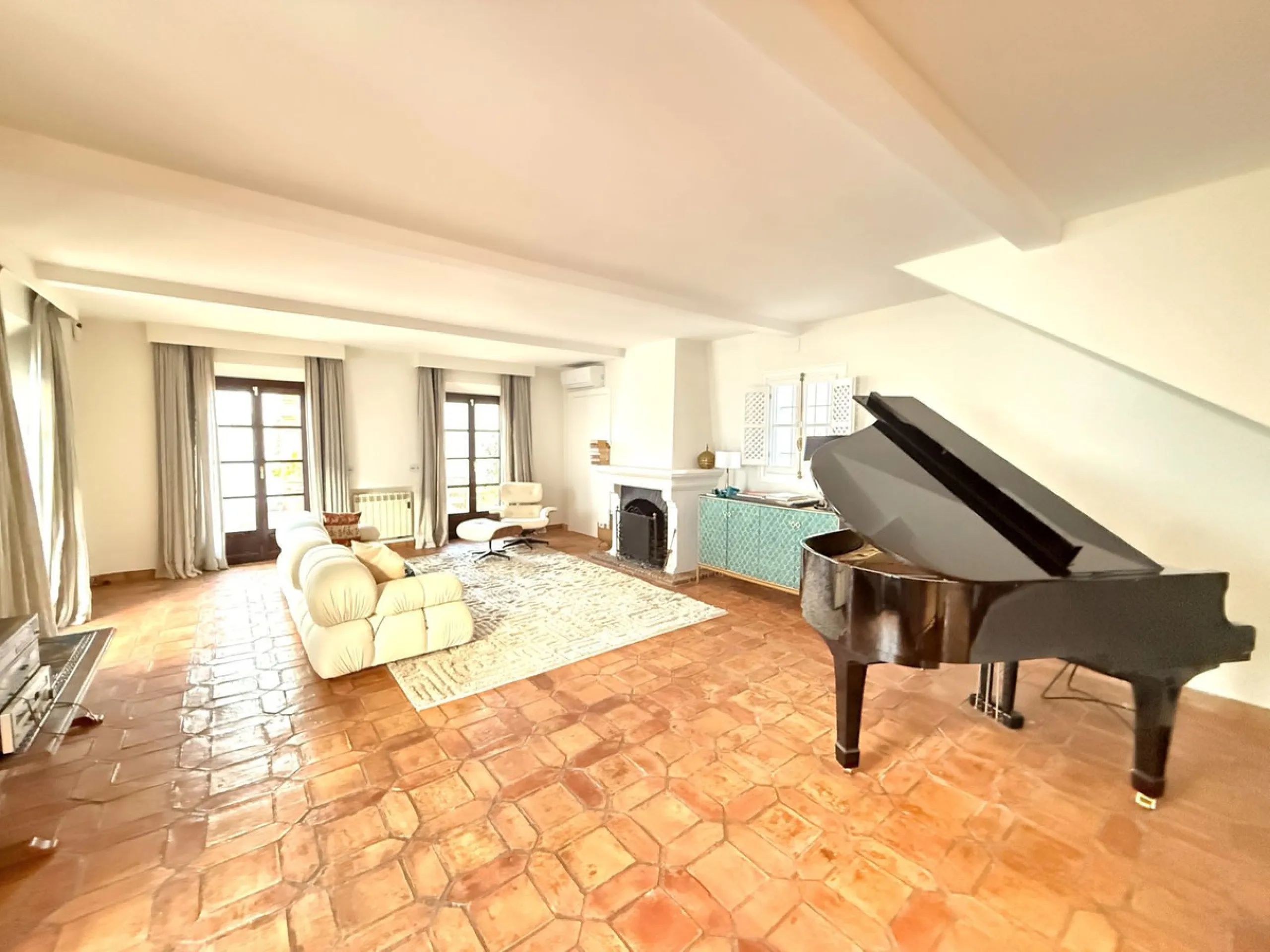 A divine property located in a prime location just off the famous Golden Mile, close to the Mosque and with Puente Romano at the end of the road within walking distance. You couldn't ask for a more convenient situation for a family home. Surrounded by gol