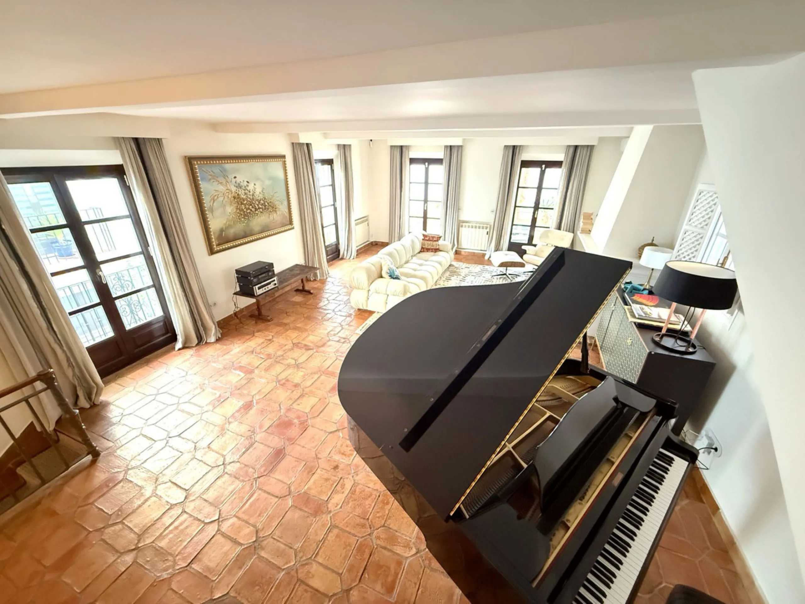 A divine property located in a prime location just off the famous Golden Mile, close to the Mosque and with Puente Romano at the end of the road within walking distance. You couldn't ask for a more convenient situation for a family home. Surrounded by gol