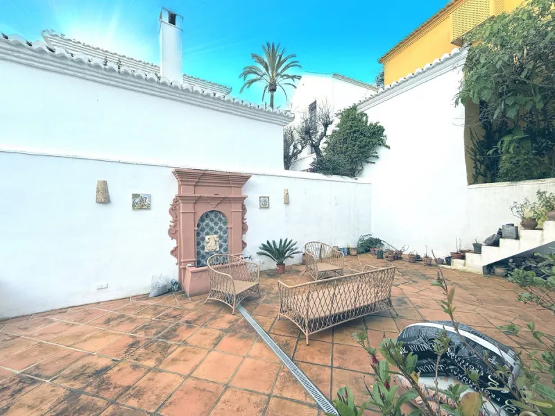A divine property located in a prime location just off the famous Golden Mile, close to the Mosque and with Puente Romano at the end of the road within walking distance. You couldn't ask for a more convenient situation for a family home. Surrounded by gol